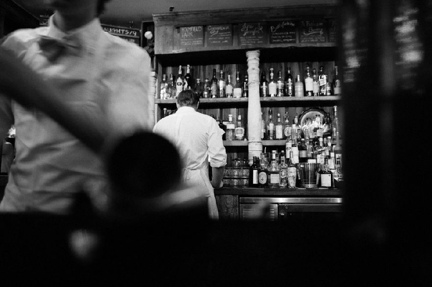 Bar chic en noir et blanc.