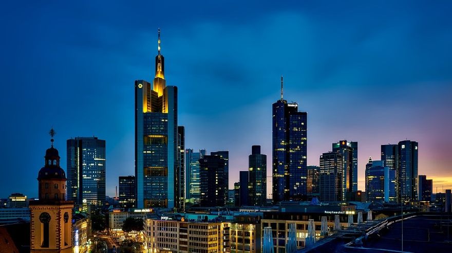 Frankfurt nad Menem o zmierzchu, panorama.