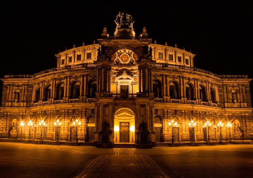 Dresdner Oper bei Nacht.