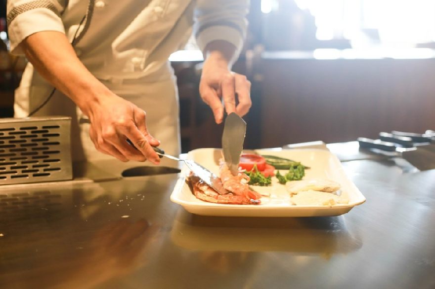 Restauracja szefa kuchni bereitet das Essen zu.