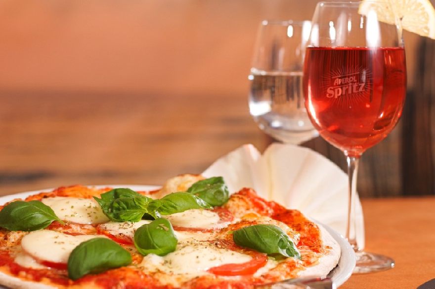 Pizza und Weinglas mit Wein